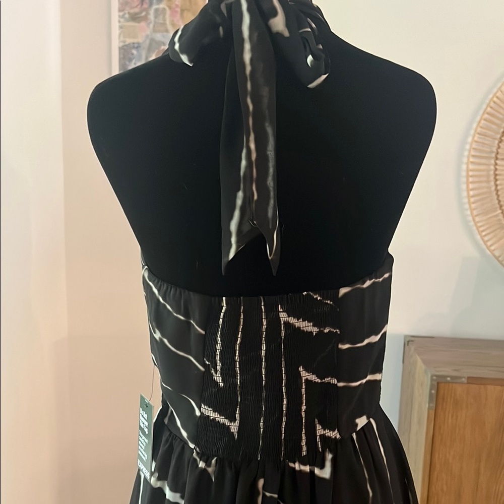 Elegant Black and White Halter Dress - Picture 5 of 7
